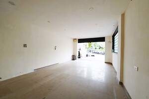 Room in  Shop at Ravet – for Rent