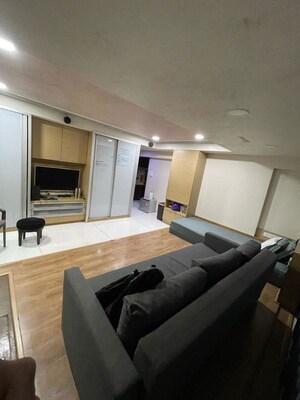 Team Area in 6+ BHK Apartment at Tapovan CHS, Santacruz West – for Rent