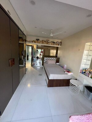 Team Area in 6+ BHK Apartment at Tapovan CHS, Santacruz West – for Rent