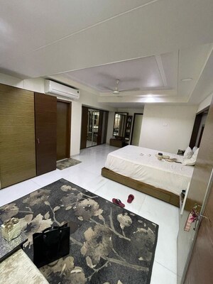 Team Area in 6+ BHK Apartment at Tapovan CHS, Santacruz West – for Rent