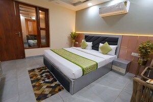 Bedroom in 4 BHK Builder Floor at Sector 43 – for Rent