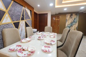 Bedroom in 4 BHK Builder Floor at Sector 43 – for Rent