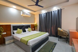 Bedroom in 4 BHK Builder Floor at Sector 43 – for Rent