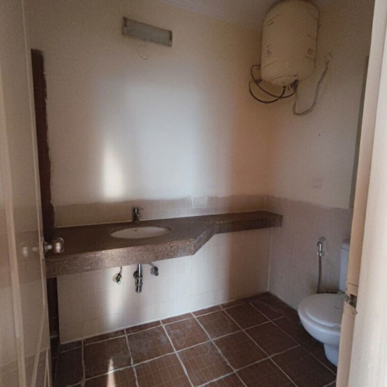 Bathroom, umang-monsoon-breeze-phase-i 3.5 Bedroom 1850 Sq.Ft. Apartment In Sector 78 Gurgaon 10575005