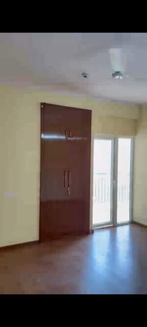 Room in 3 BHK Apartment at Amrapali Verona Heights, Tech Zone 4 Greater Noida – for Rent