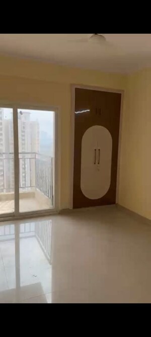 Room in 3 BHK Apartment at Amrapali Verona Heights, Tech Zone 4 Greater Noida – for Rent