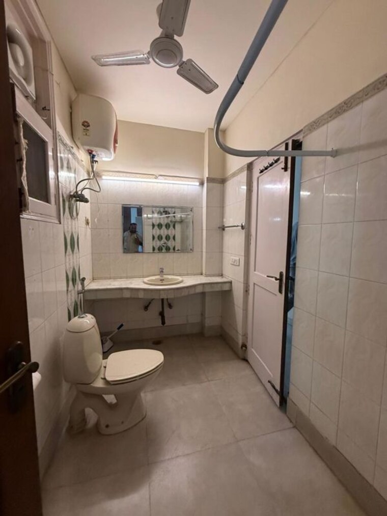 Bathroom, greater kailash ii 3 Bedroom 2100 Sq.Ft. Builder Floor In Greater Kailash ii Delhi 10575077