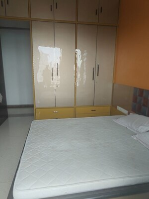 Bedroom in 2.5 BHK Apartment at Kalpataru Towers, Kandivali East – for Rent