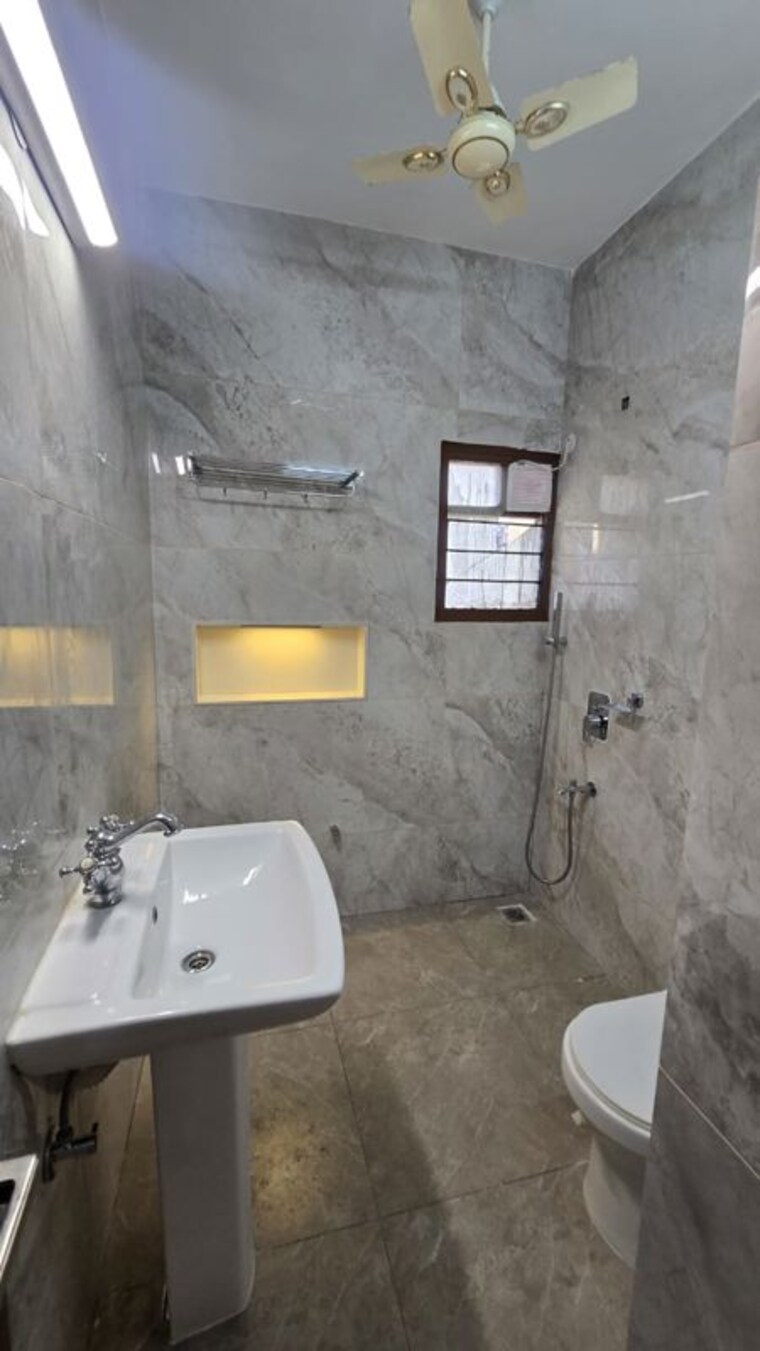 Bathroom, vasant kunj 3 Bedroom 1600 Sq.Ft. Apartment In Vasant Kunj Delhi 10575277