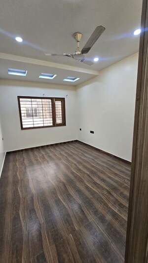Room in 3 BHK Apartment at Vasant Kunj – for Rent