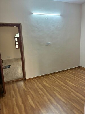 Room in 2 BHK Builder Floor at Naraina – for Rent