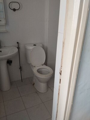 Bathroom in 2.5 BHK Apartment at Supertech Cape Town, Sector 74 – for Rent