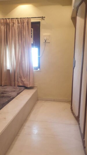 Room in 2 BHK Apartment at Mukta Apartment 10th Main, Khar West – for Rent