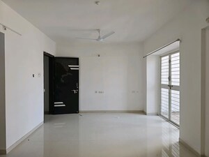 Room in 2 BHK Apartment at Voski Emerald, Kharadi – for Rent