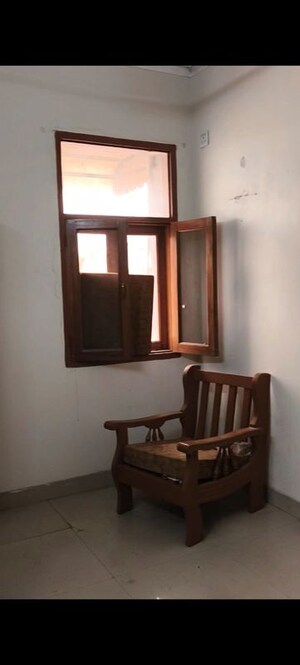 Room in 2 BHK Builder Floor at Naraina – for Rent