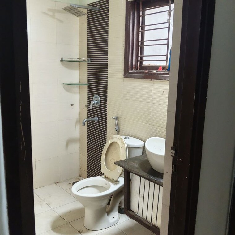 Bathroom, sector 57 3 Bedroom 240 Sq.Yd. Builder Floor In Sector 57 Gurgaon 10575530
