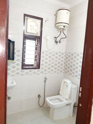 Bathroom in 1 BHK Builder Floor at Sector 40 – for Rent