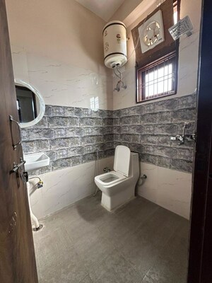 Bathroom in 1 BHK Builder Floor at Sector 40 – for Rent
