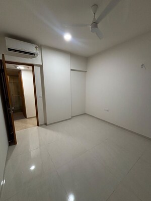 Room in 4 BHK Apartment at Lodha Bellagio, Powai – for Rent