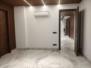 Room in 4 BHK Builder Floor at Sector 23 – for Rent