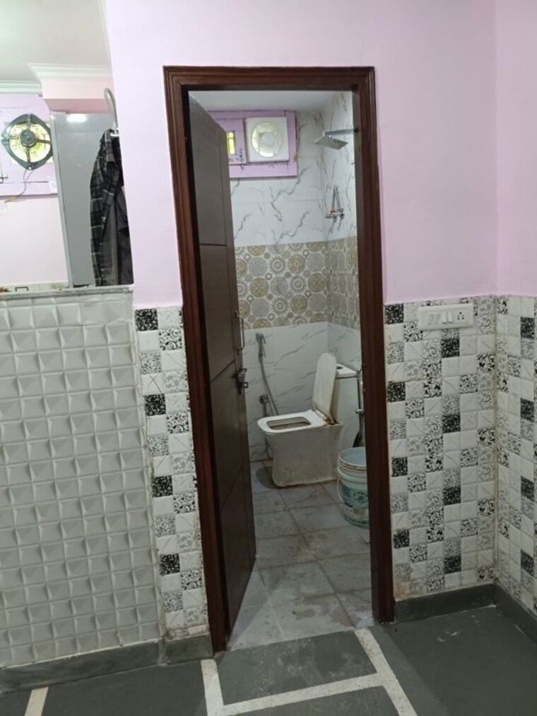 Bathroom, maharani bagh 2 Bedroom 800 Sq.Ft. Builder Floor In Maharani Bagh Delhi 10575640