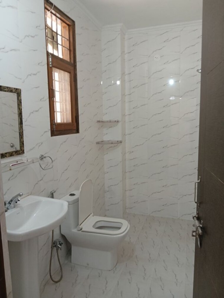 Bathroom, sector 22 1 Bedroom 1130 Sq.Ft. Independent House In Sector 22 Gurgaon 10575723