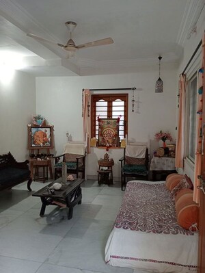 Living Room in 3 BHK Apartment at Nehru Nagar – for Rent