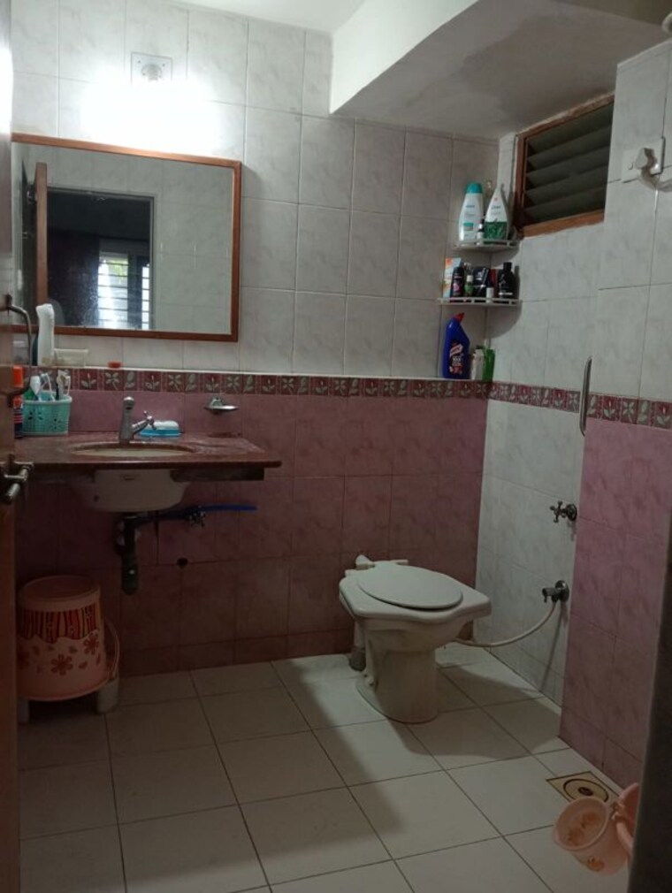 Bathroom, nehru nagar 3 Bedroom 2220 Sq.Ft. Apartment In Nehru Nagar Ahmedabad 10575605