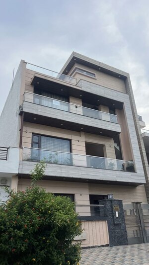 2 BHK Builder Floor For Rent in Aerocity