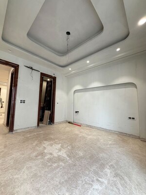 Room in 4 BHK Builder Floor at Rana Pratap Bagh – for Sale