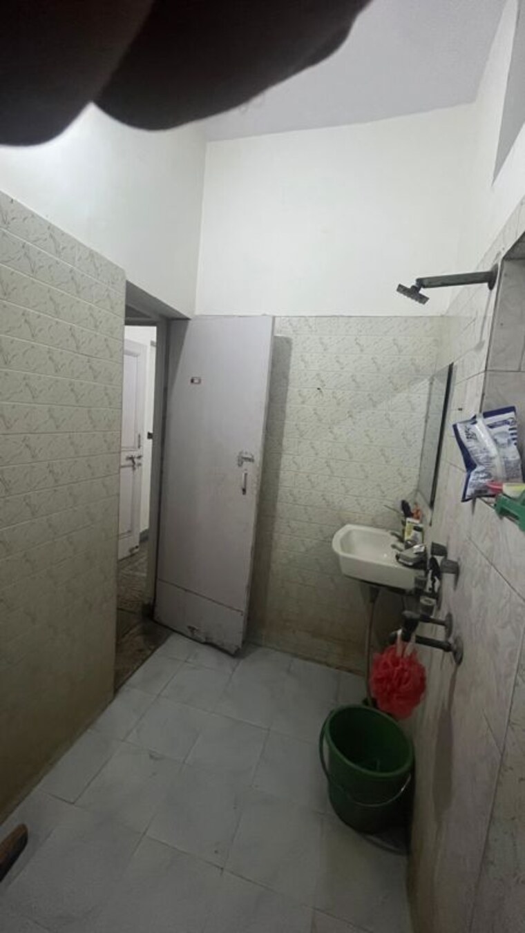 Bathroom, sector 33 6+ Bedroom 162 Sq.Ft. Villa In Sector 33 Noida 10575895