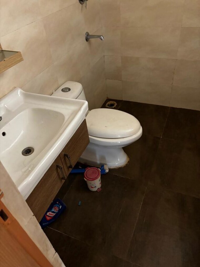 Bathroom, tulip-violet 3 Bedroom 1570 Sq.Ft. Apartment In Sector 69 Gurgaon 10575918
