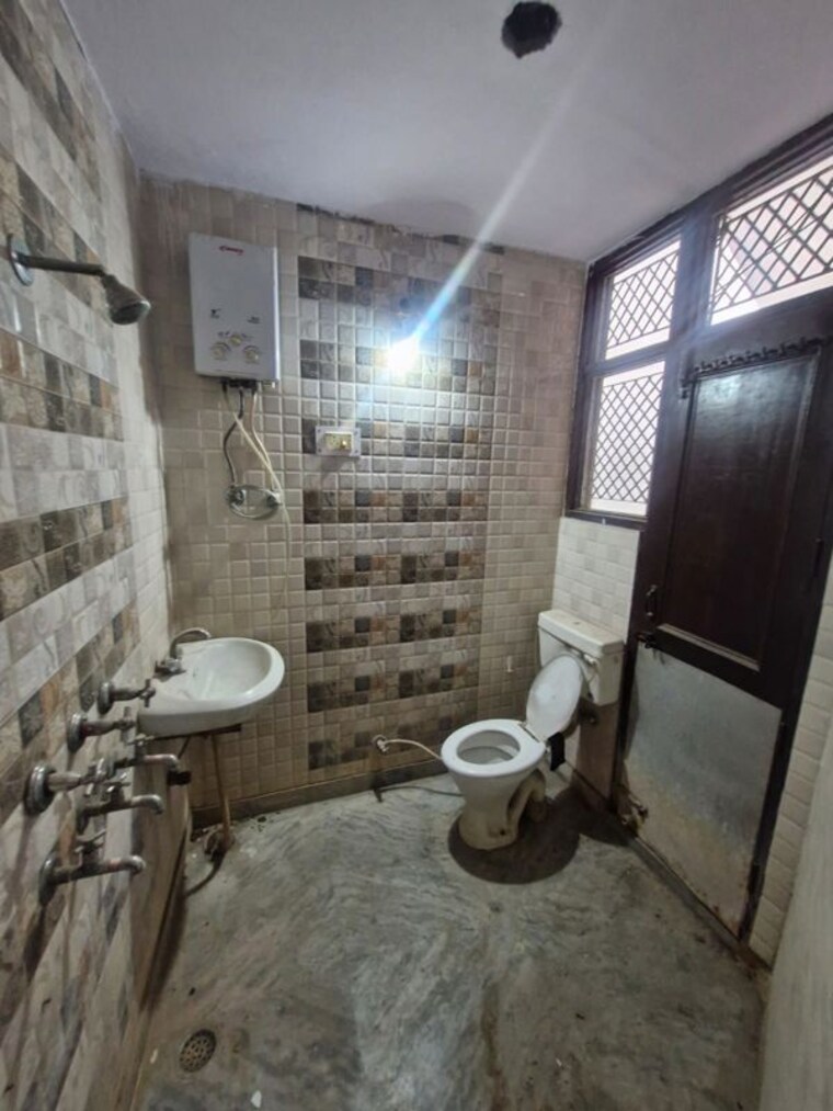 Bathroom, patel nagar 3 Bedroom 1500 Sq.Ft. Independent House In Patel Nagar Ghaziabad 10575942