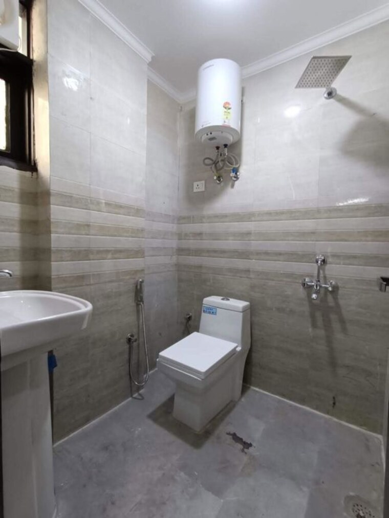Bathroom, chattarpur 3 Bedroom 125 Sq.Yd. Builder Floor In Chattarpur Delhi 10575941