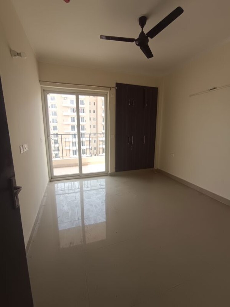 Room, sector 76 3 Bedroom 1700 Sq.Ft. Apartment In Sector 76 Noida 10576028