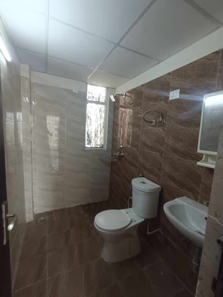 Bathroom, sector 76 3 Bedroom 1700 Sq.Ft. Apartment In Sector 76 Noida 10576028