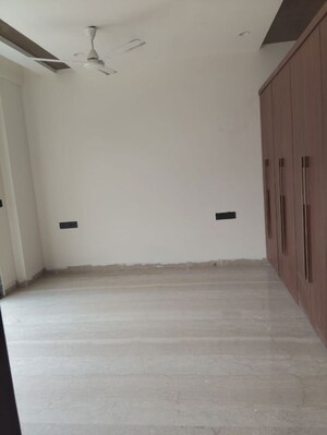 Room in 3 BHK Apartment at BPTP Amstoria Country Floor, Sector 102 – for Rent
