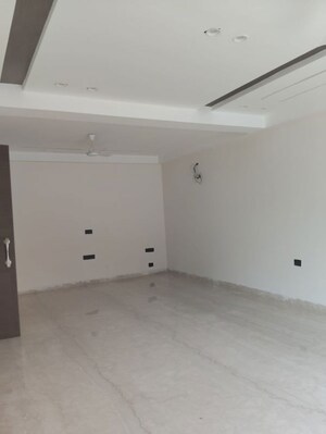 Room in 3 BHK Apartment at BPTP Amstoria Country Floor, Sector 102 – for Rent