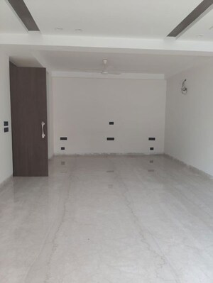 Room in 3 BHK Apartment at BPTP Amstoria Country Floor, Sector 102 – for Rent