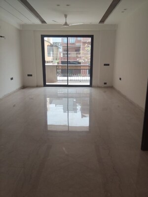 Room in 3 BHK Apartment at BPTP Amstoria Country Floor, Sector 102 – for Rent