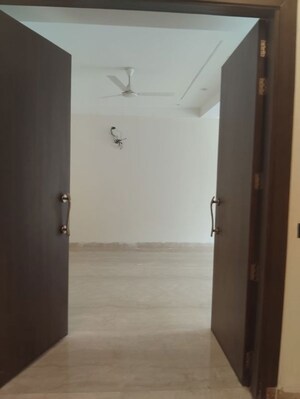 Room in 3 BHK Apartment at BPTP Amstoria Country Floor, Sector 102 – for Rent