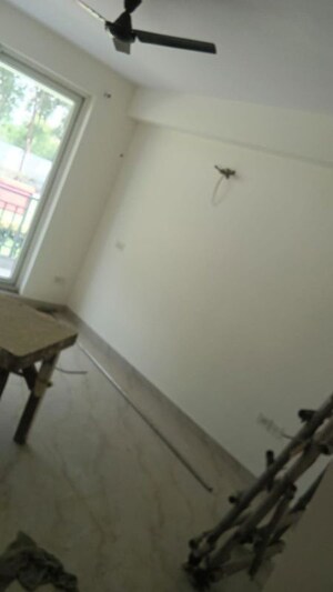 Furnished Amenities in 3 BHK Apartment at BPTP Amstoria, Sector 102 – for Rent
