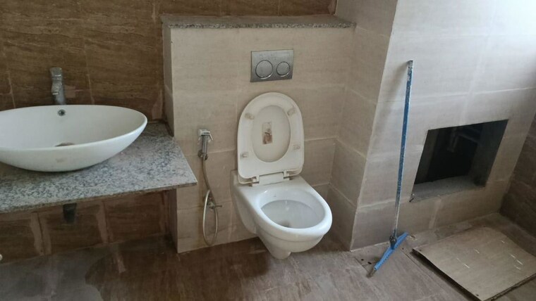 Bathroom, bptp-amstoria 3 Bedroom 2400 Sq.Ft. Apartment In Sector 102 Gurgaon 10576138