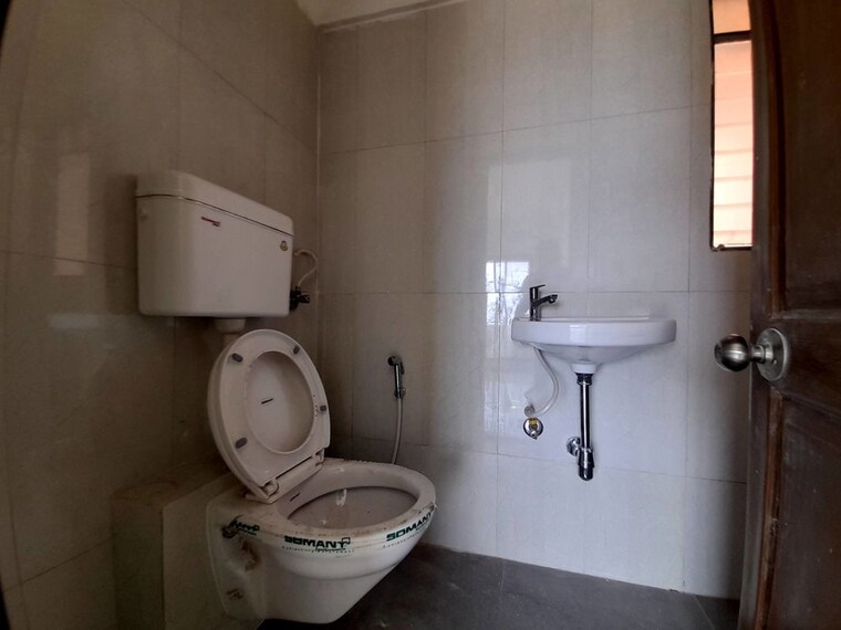 Bathroom, goregaon west 2 Bedroom 750 Sq.Ft. Apartment In Goregaon West Mumbai 10576016