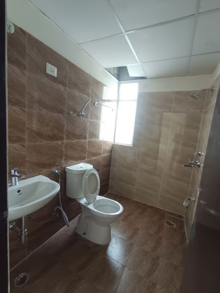 Bathroom, sector 76 3 Bedroom 1375 Sq.Ft. Apartment In Sector 76 Noida 10576136