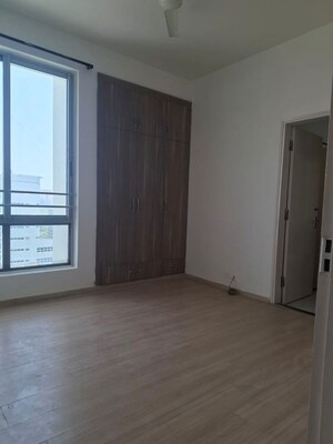 Room in 2.5 BHK Apartment at Pioneer Park Phase 1, Sector 61 – for Rent