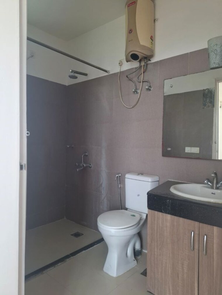 Bathroom, pioneer-park-phase-1 2.5 Bedroom 1365 Sq.Ft. Apartment In Sector 61 Gurgaon 10576258