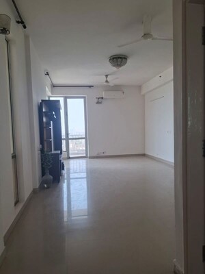 Room in 2.5 BHK Apartment at Pioneer Park Phase 1, Sector 61 – for Rent