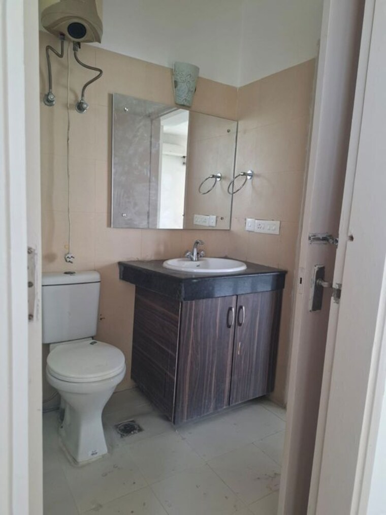 Bathroom, pioneer-park-phase-1 2.5 Bedroom 1365 Sq.Ft. Apartment In Sector 61 Gurgaon 10576258