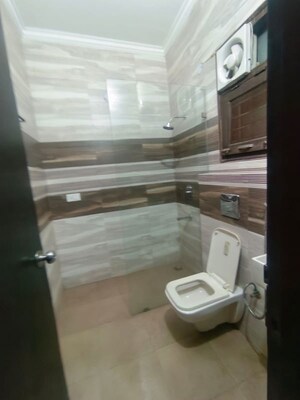 Bathroom in 2.5 BHK Builder Floor at Smart World Orchard, Sector 61 – for Rent
